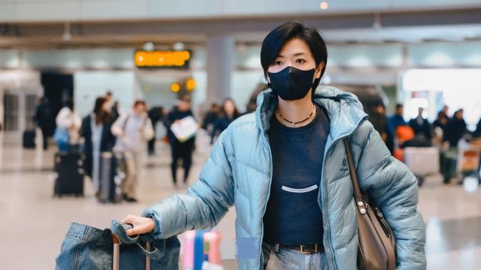 最近万茜现身机场，她这回搭配的很有潮流时尚之美，看起来也格外的显年轻。万茜里