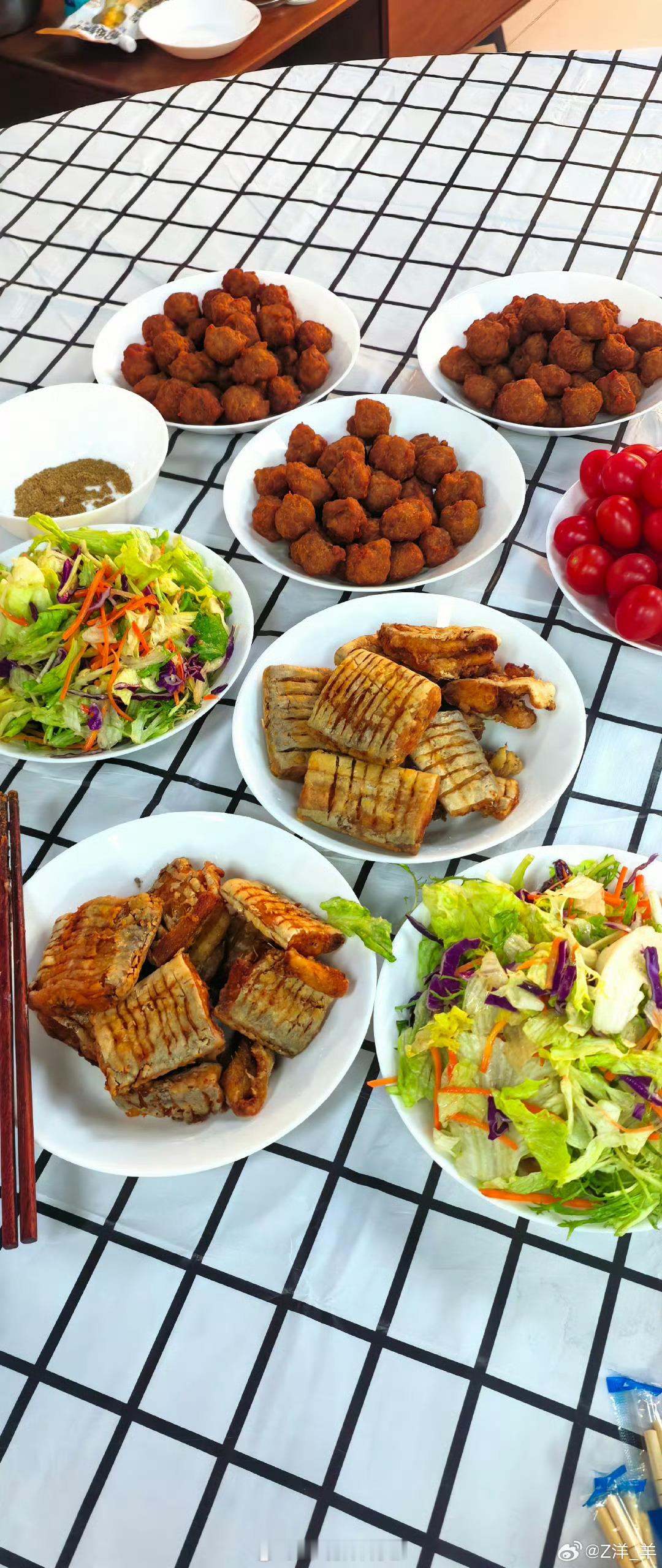 今天中午公司开伙，我的老腰啊，为了炸两条带鱼，搭进去三斤肉丸子