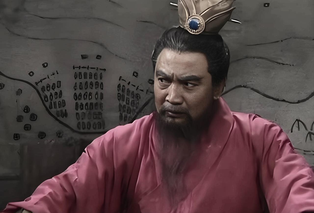 205年，曹操因高干反叛之事想处死其堂弟高柔。可当他夜巡官署，看到高柔抱着一堆