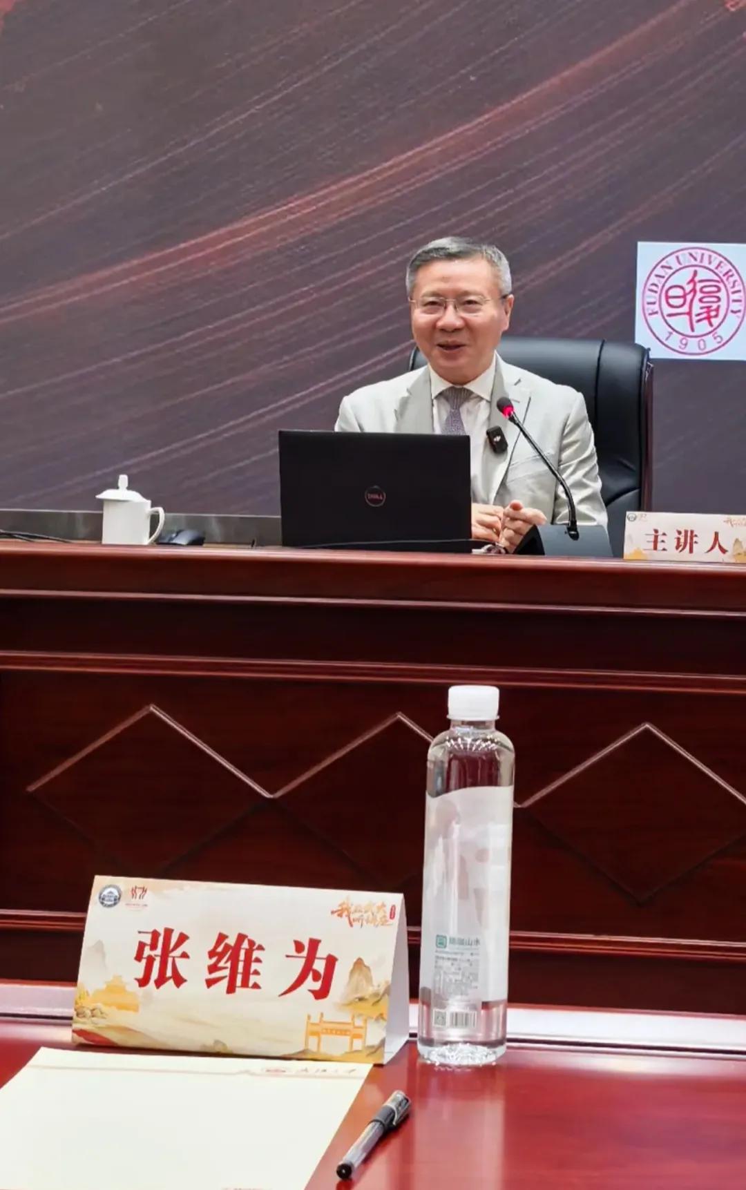 张维为教授在演讲时有一种精气神。这种“精气神”可意会，也可言传。演讲时，张教授