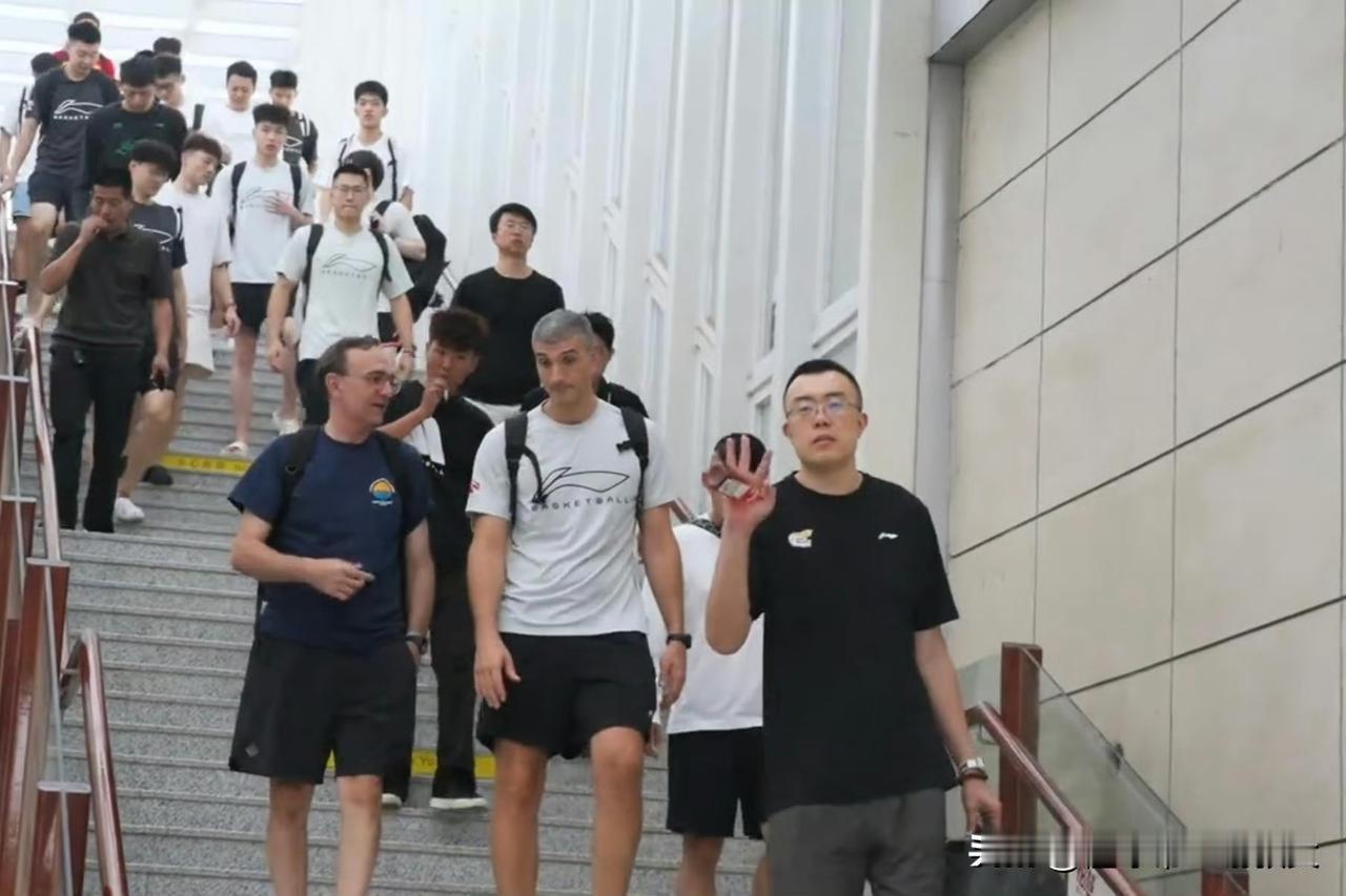 韩德君带队出征，段睿骐随队迎战吉林，辽篮球员到达辽宁省朝阳市凌源！下一站鞍山，计