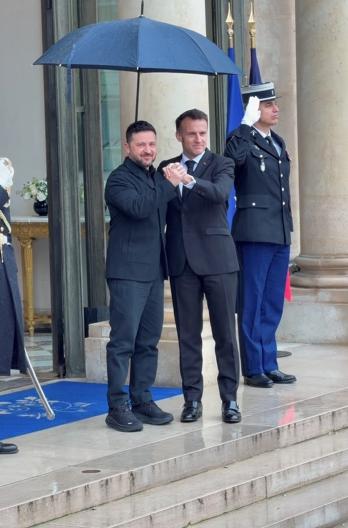 3月13日，泽连斯基抵达法国访问！马克龙亲自打伞迎接！今天，泽连斯基又来法国访