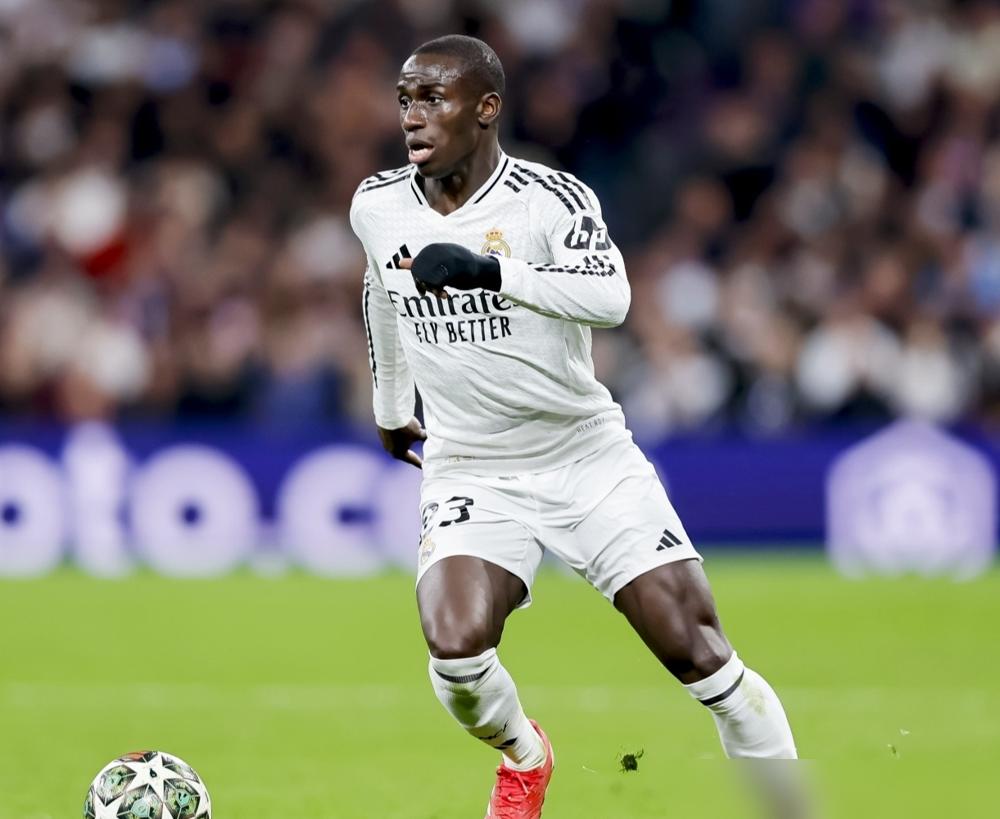 自砍一半薪水，他非要逃离曼联。曼联死咬3000万欧不松口，一分钱不能少。巴萨