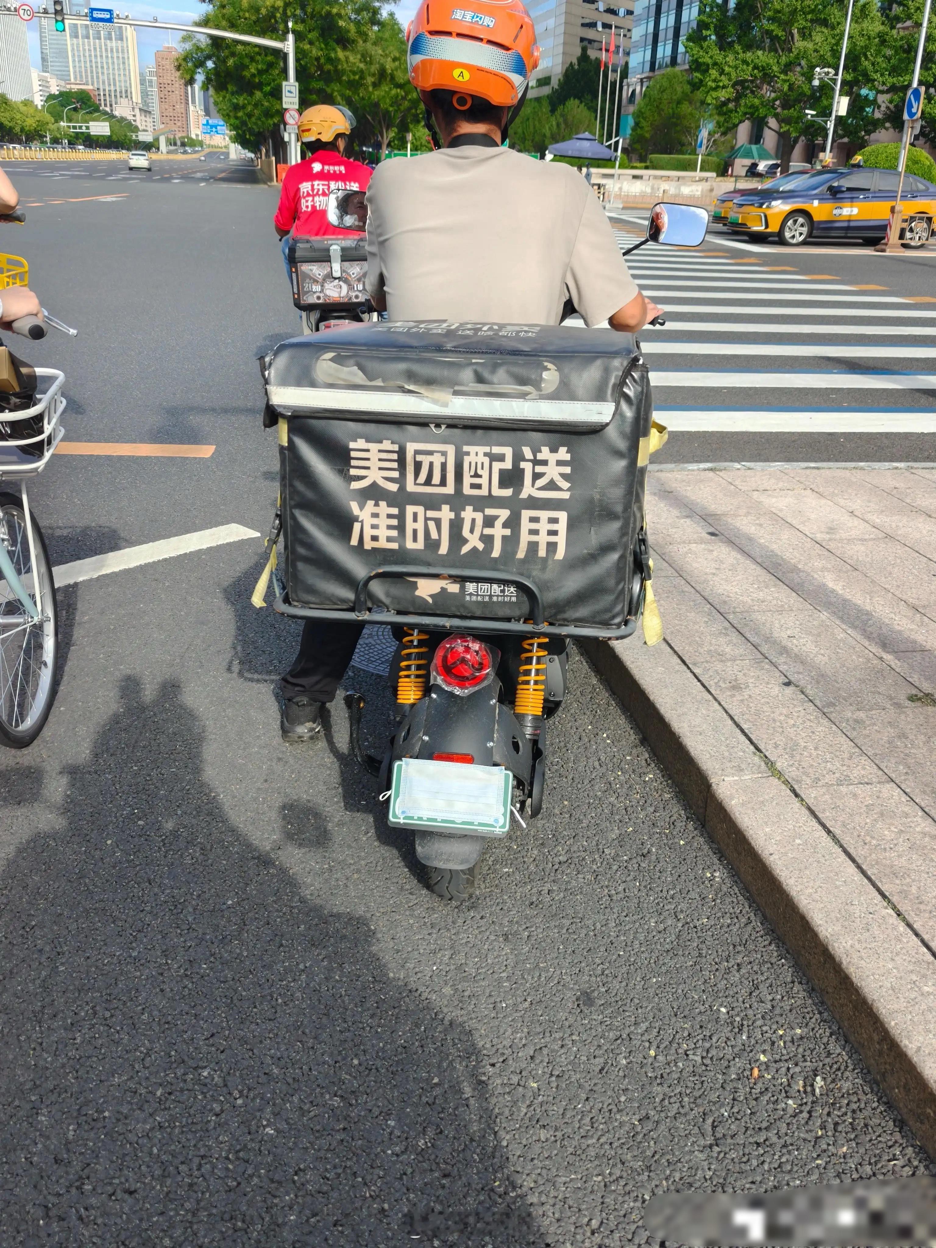 外卖小哥：我有口罩，反正你拍不到。是掩耳盗铃，还是自作聪明？