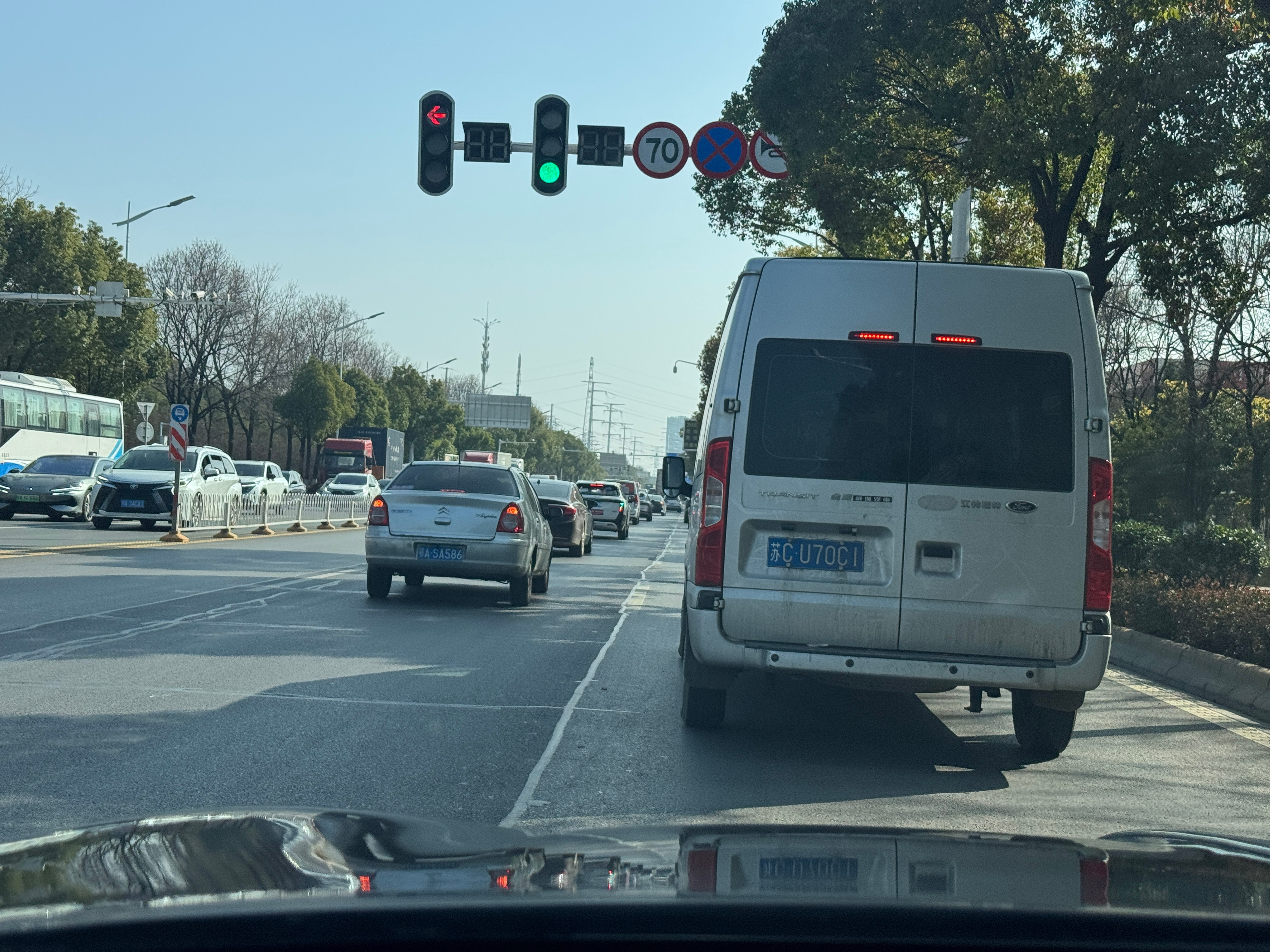 带小蓝灯纳米06纳米06小型电车市场有且仅有两款SUV车型一个是元up一个纳米