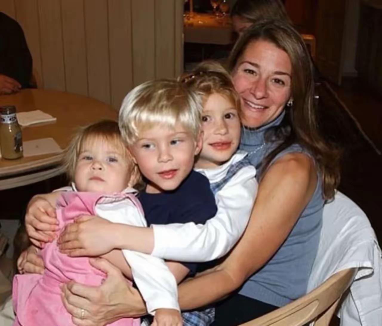 比尔盖茨前妻年轻时挺漂亮的，就是人不耐老，那年她三个孩子还小，她就有点老相了。都