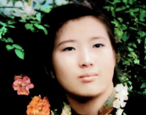 1955年，武汉女大学生吴明珠，放弃了城里的工作，趁父母不注意，连夜逃往新疆，父