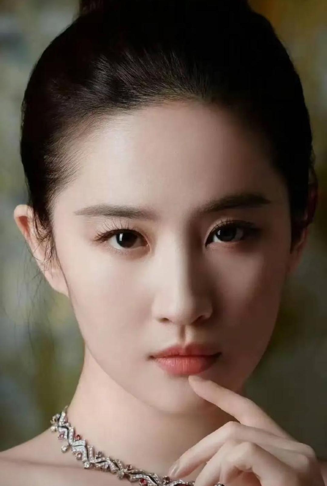 陈年争议再度翻出，身世风波愈演愈烈，迪丽热巴也被卷进风波说起大家心里的神仙