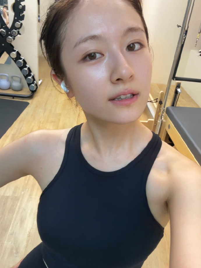 李兰迪素颜live自拍李兰迪的充电方式续航能力状态满分！兰迪素颜live