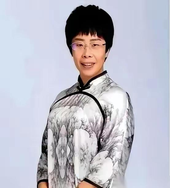 北大才女蒙曼，如今整50岁。几年前，她爸妈急得不行，公开发话给女儿征婚。条件一