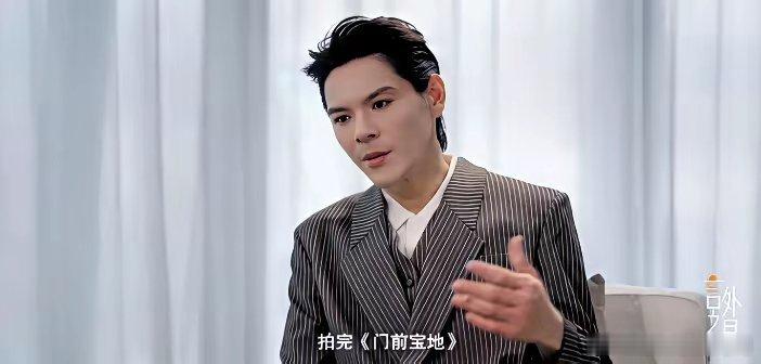 向佐对着易立竞说了一句大实话：“我爸捧了我五年，花五个亿，扶不起我。”易立竞没接