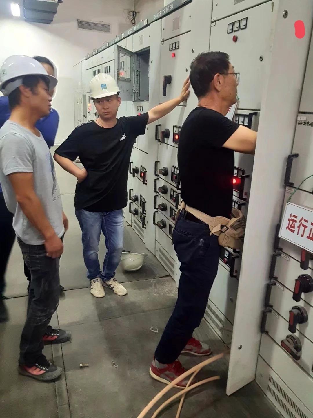 甲方不允许停电，并且要拆除这组电路，办公室的工程师肯定是不行，现场的电工也不敢动