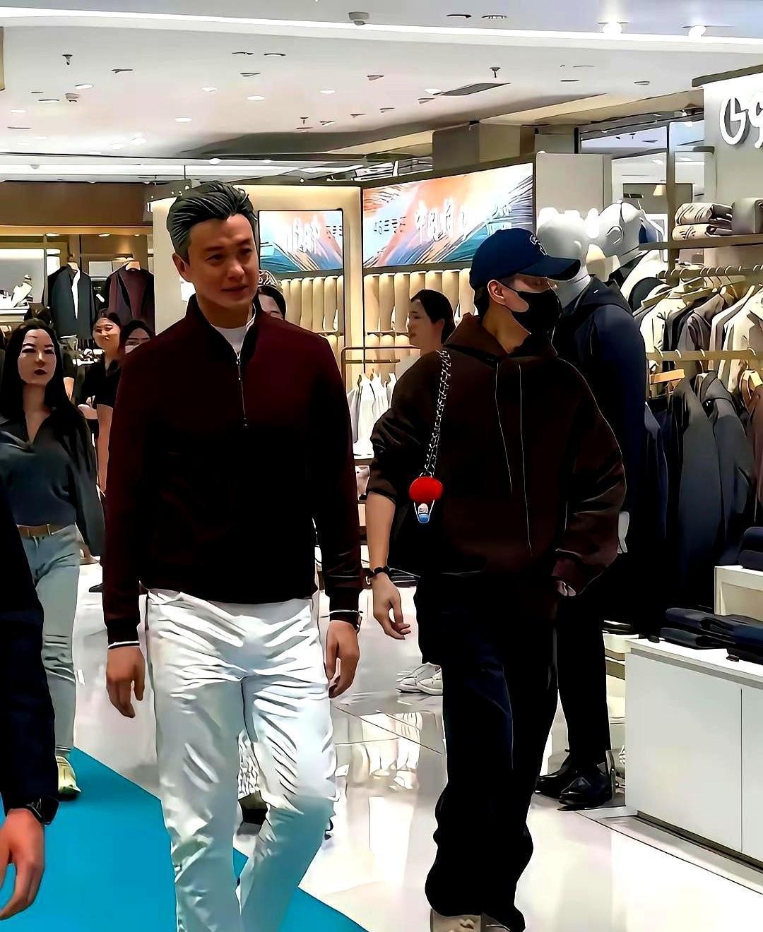 现在选演员，数据组盯播放量，章子怡盯颈动脉。她推开流量报表，手指轻轻搭在试镜演