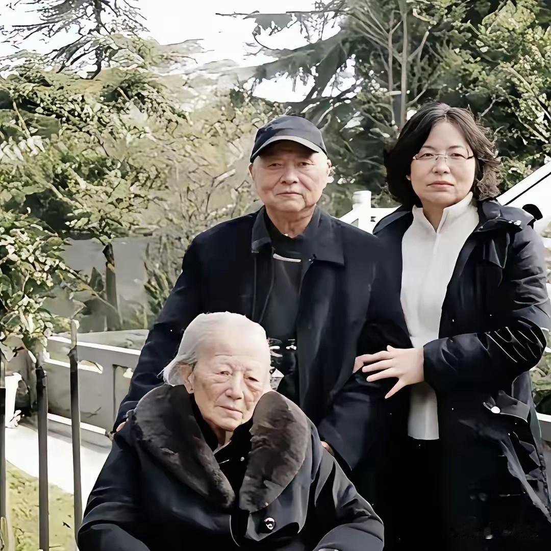 2003年，92岁老人从台湾回成都，全城列队迎接：她值得所有礼遇2003年