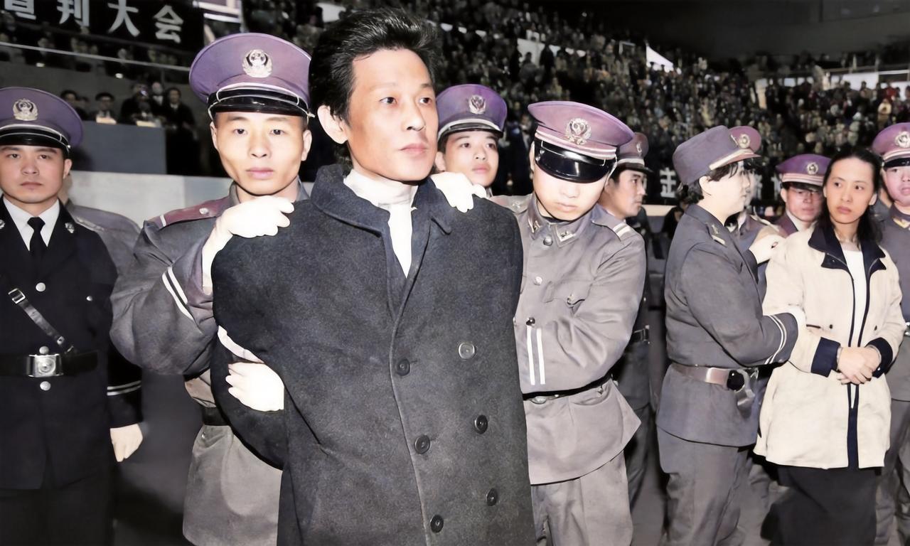 这张照片拍摄于1995年广东深圳公审大会现场，主角是涉案情侣王建业与史燕青。法官