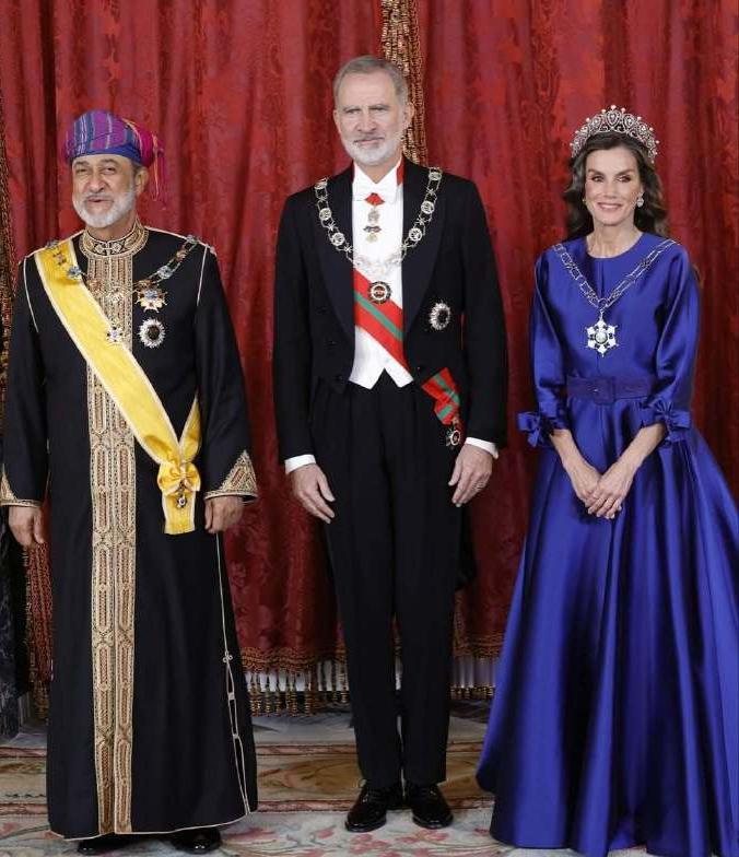 西班牙王室迎接阿曼王室来访为尊重来宾，莱后戴上皇冠出席晚宴，虽然礼