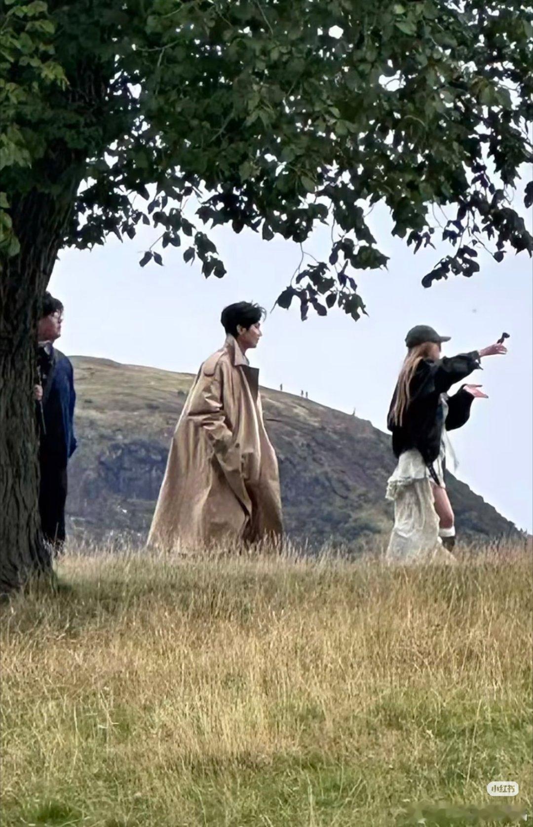 陈楚生特别适合英伦风，他早年唱的那首《Sing》就是英伦摇滚。