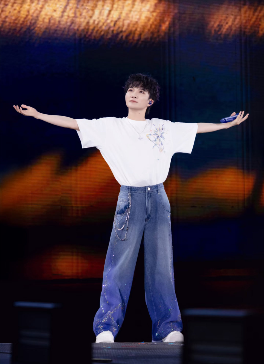 周深靠用力地鞠躬把眼泪甩掉演唱会唱到最后一首《地球没有你》，刚开口就藏不住哭腔。