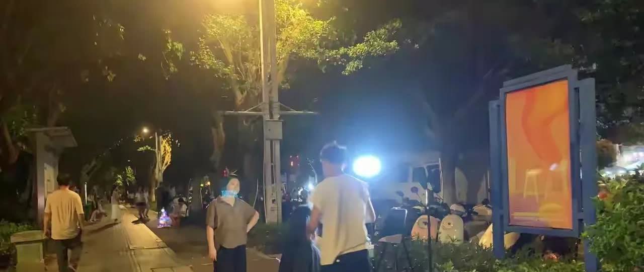 广东东莞，有一位理发店的老板在网上诉苦，他说他的理发店斜对面街道上，有很多人在摆