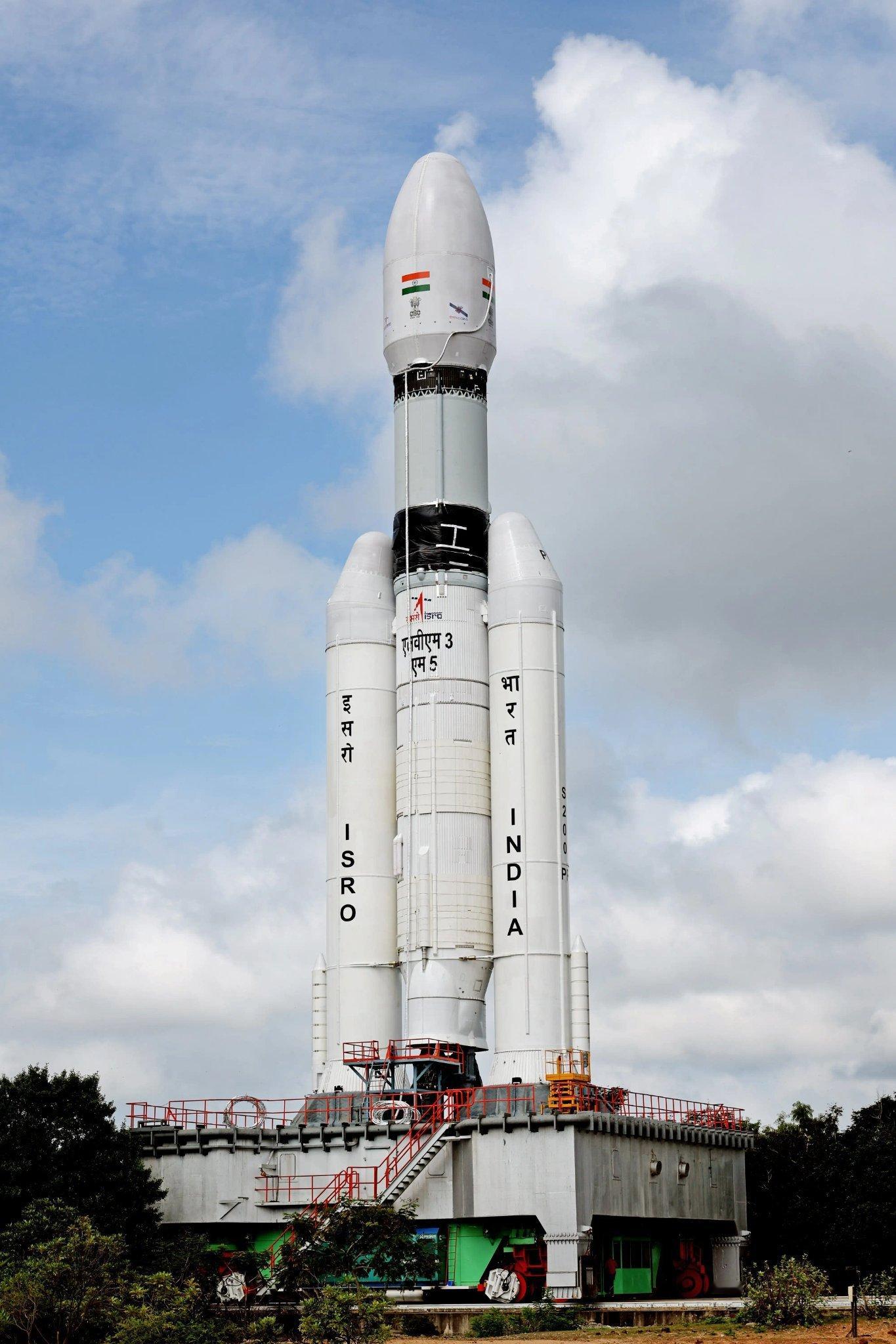 LVM3-M5火箭已经转运至发射台,计划11月2日发射印度通信卫星CMS-03。