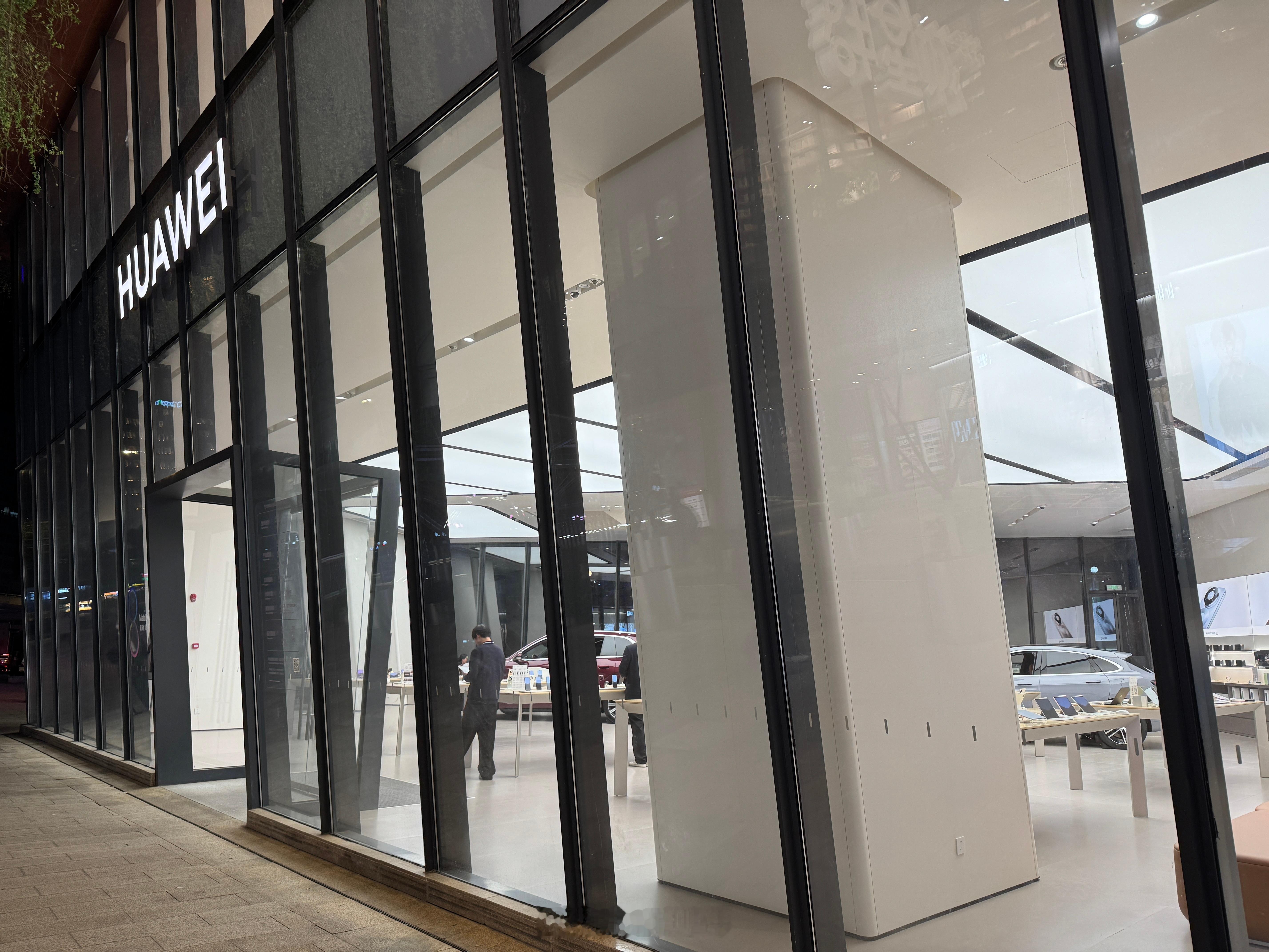 晚上吃完饭路过家华为，进来问了下能不能买Mate80ProMax，说是目前