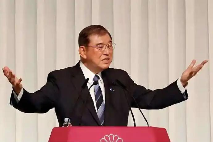 日本现在太尴尬了：不仅朝鲜首脑金正恩参加阅兵，还来了个日本前首相，关键自己却没有