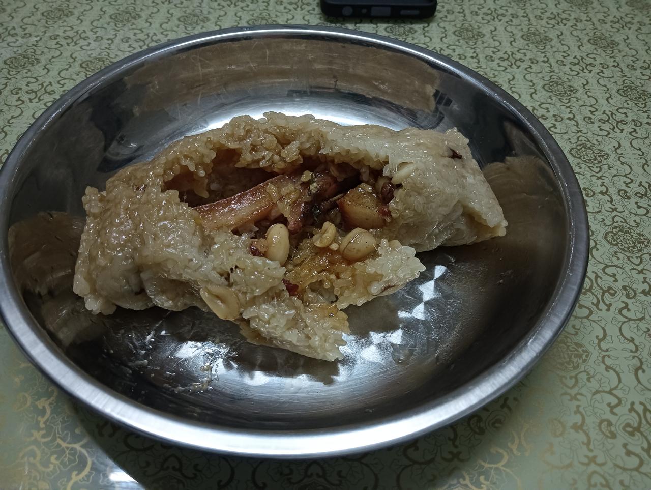 大家好，我是七姐，今天的早餐就是粽子。花生五花肉粽，还是挺好吃的，很香，今天中午