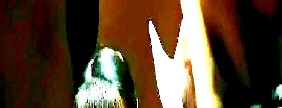 你以为刘嘉玲胸口是打码？错了，那是姜文亲手贴的一筒，还故意留了1厘米缝。当