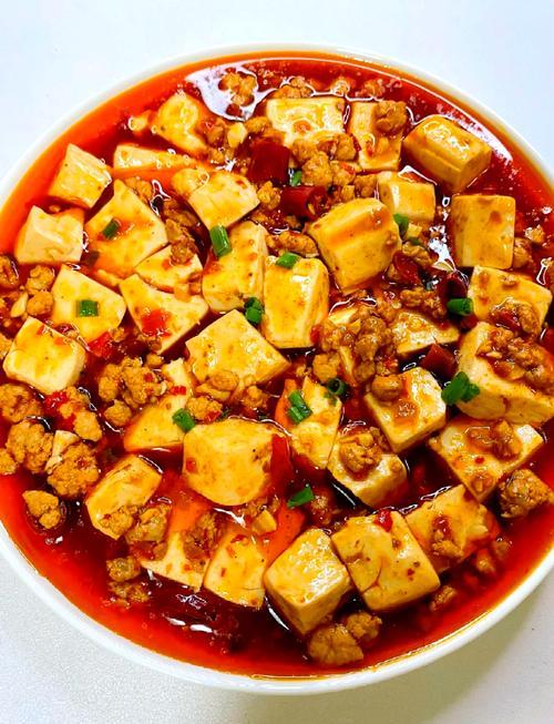 麻婆豆今天我就带你们用最简单的材料，做出一锅麻辣鲜香、香气四溢的麻婆豆腐，让你