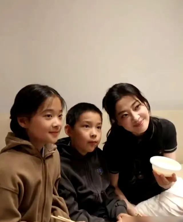 51岁的影后梅婷在北京近亿别墅里，养了十几只咯咯叫的老母鸡。2026年春节刚过