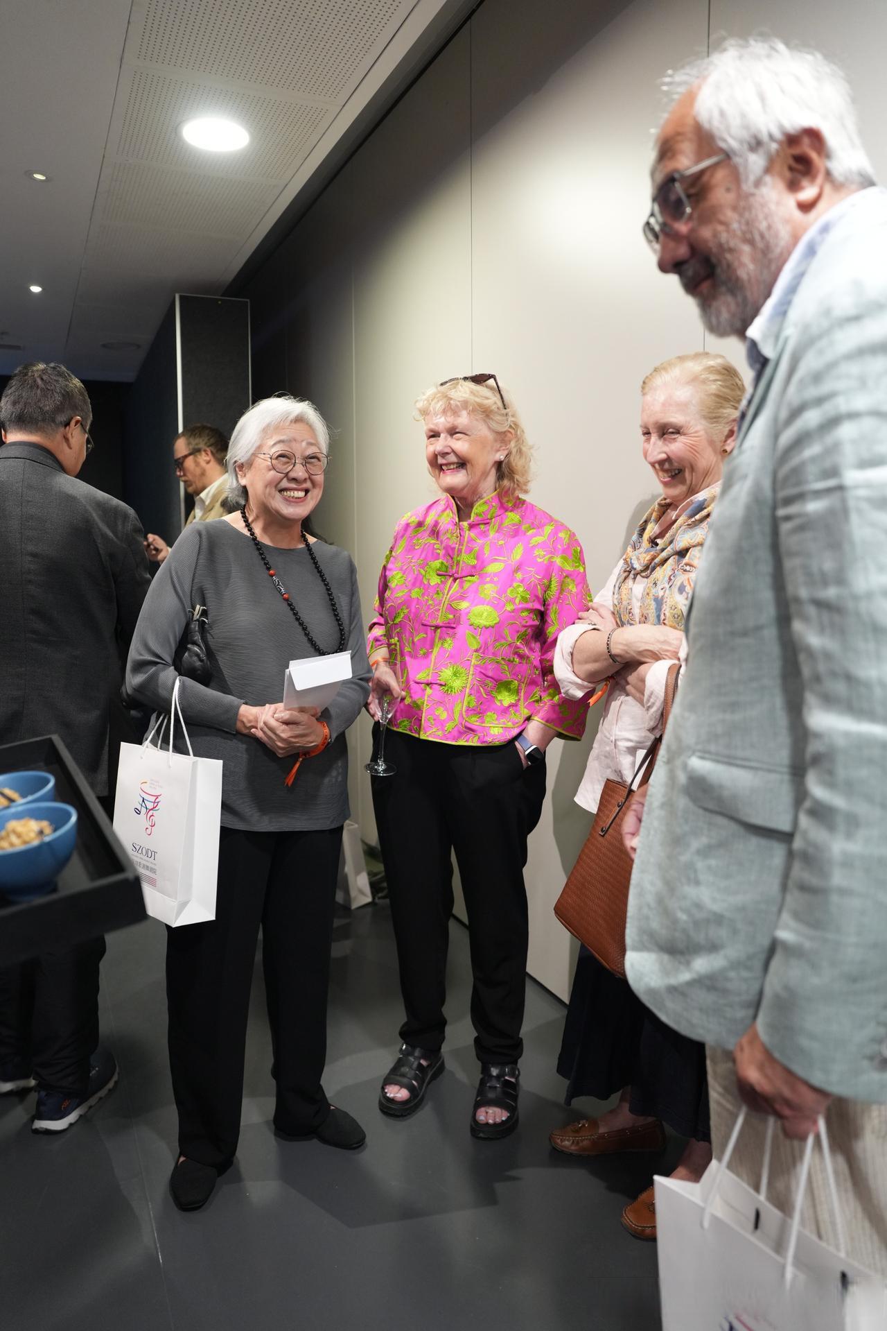 据了解，澳大利亚有这样一群华人，本来国内就是体制内退休特别是女同志，50岁后来到