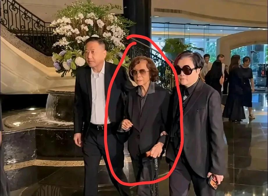 原来唐鹤德昨天搀扶的，是莫文蔚的母亲莫何敏仪！老太太已经86岁，但还是坚持亲自
