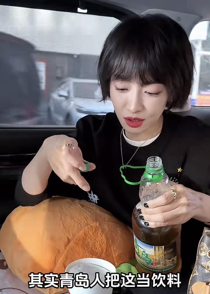 宋茜说：青岛人把鲜啤当饮料喝。宋茜原来是青岛人啊，我一直以为她是东北人。黄渤