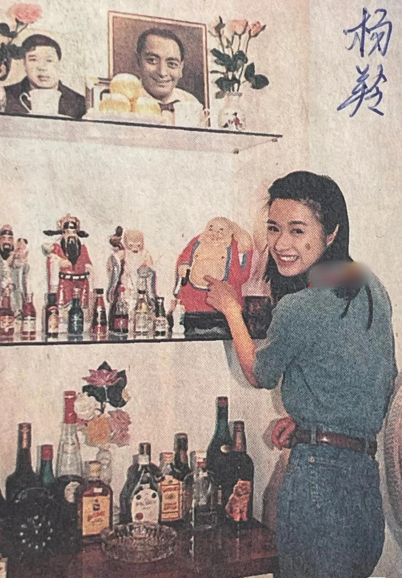香港演员杨羚90年代居家照，当时她还很苗条！杨羚出身演艺世家，外公是粤剧名伶刘