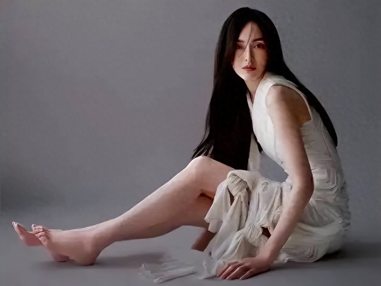 唐嫣—美腿光脚丫性感美图合集，太奔放迷人了！