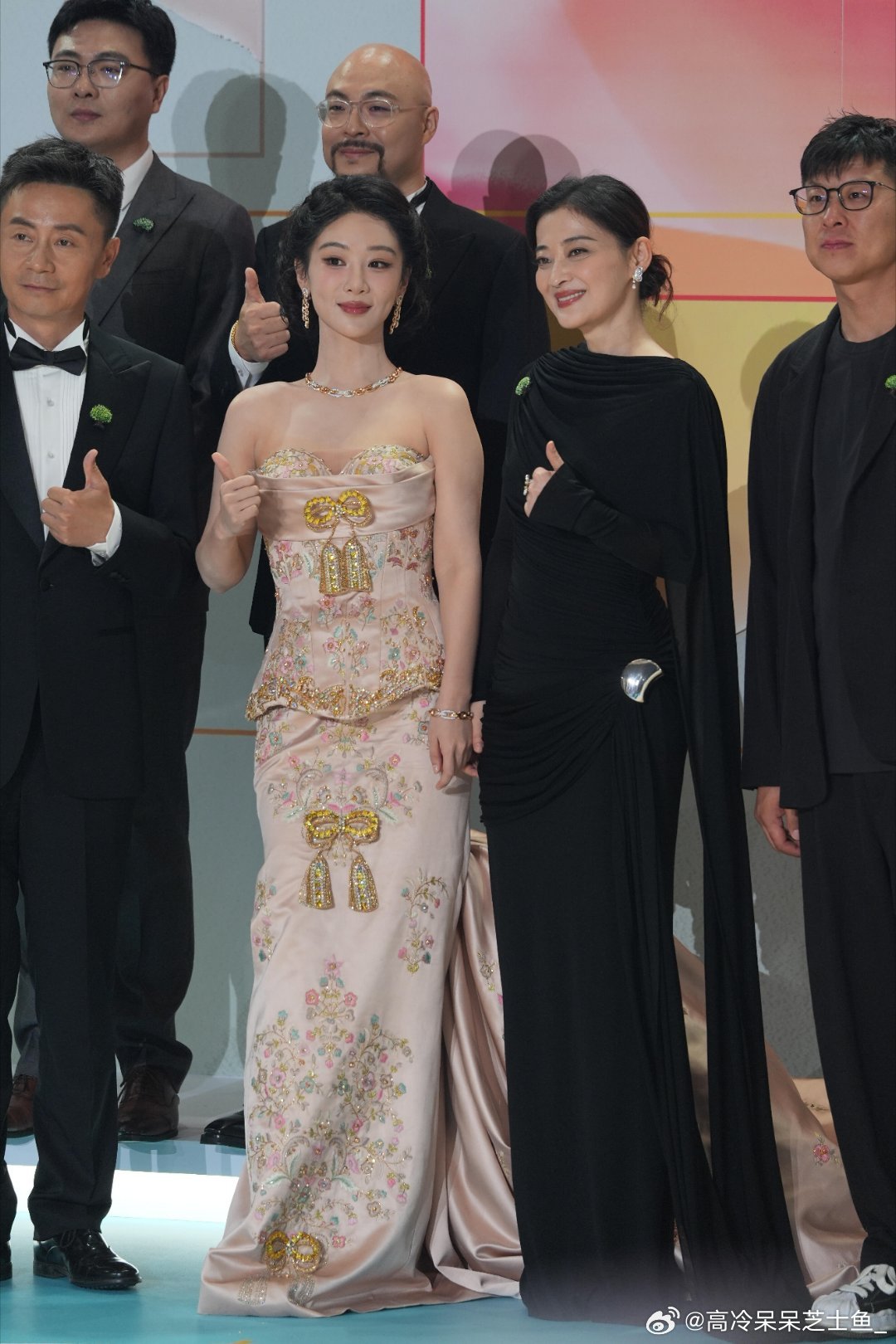 胡歌给杨紫梅婷让c原相机直出的生图里，杨紫皮肤状态好到发光，完全不用精修，颜值直