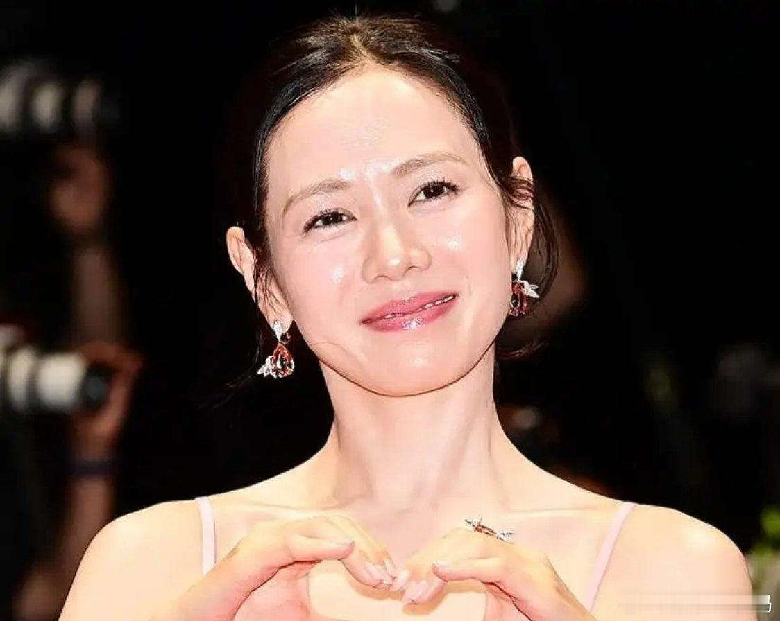 孙艺珍还是老了，曾经的韩剧女神撑不起韩娱圈，抛开童年滤镜，在孙艺珍脸上，看到的是