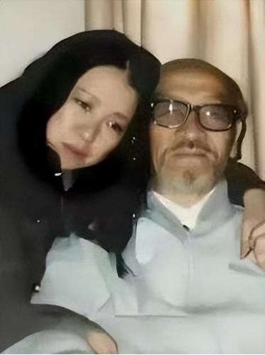 ☁1990年，三毛跑到新疆和76岁的王洛宾同居。然而，王洛宾竟然说：“可以