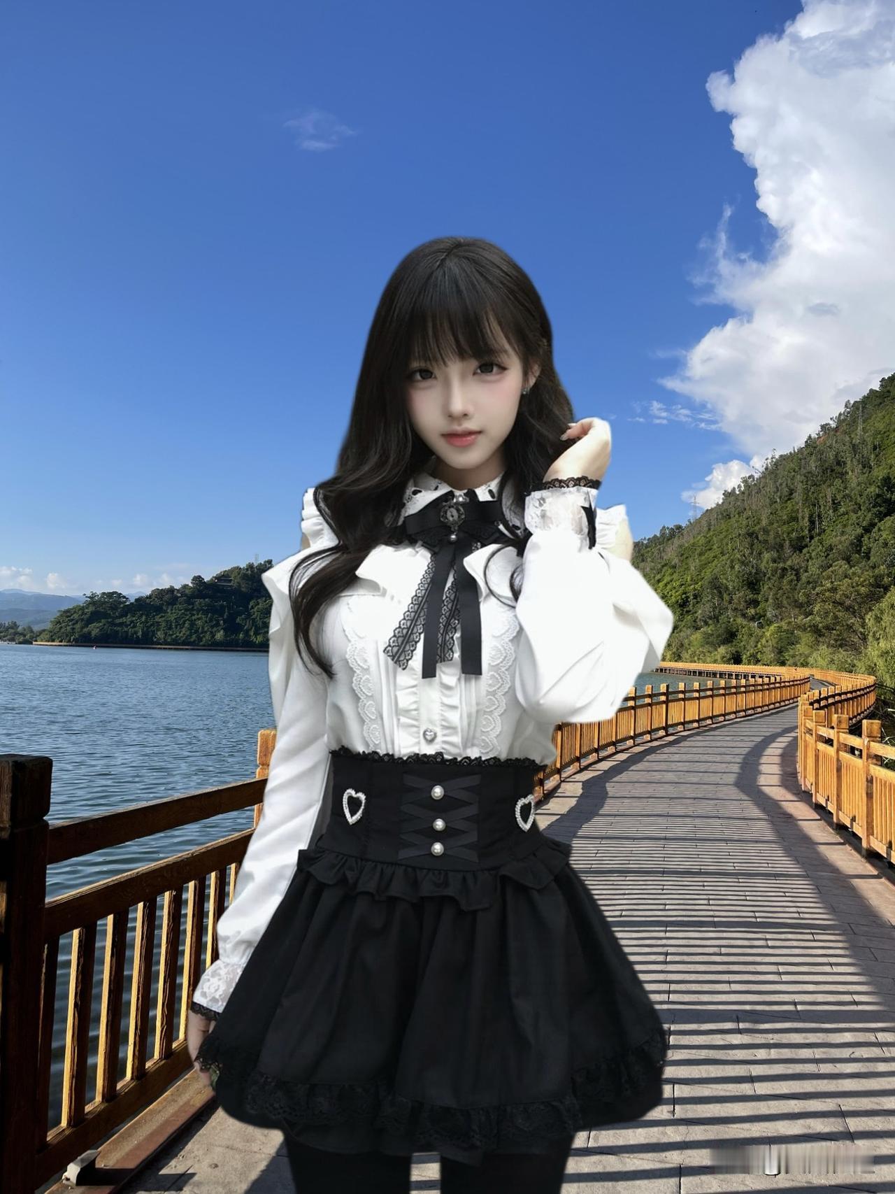 甜美少女在湖边漫步，黑裙白衫，如梦如幻
