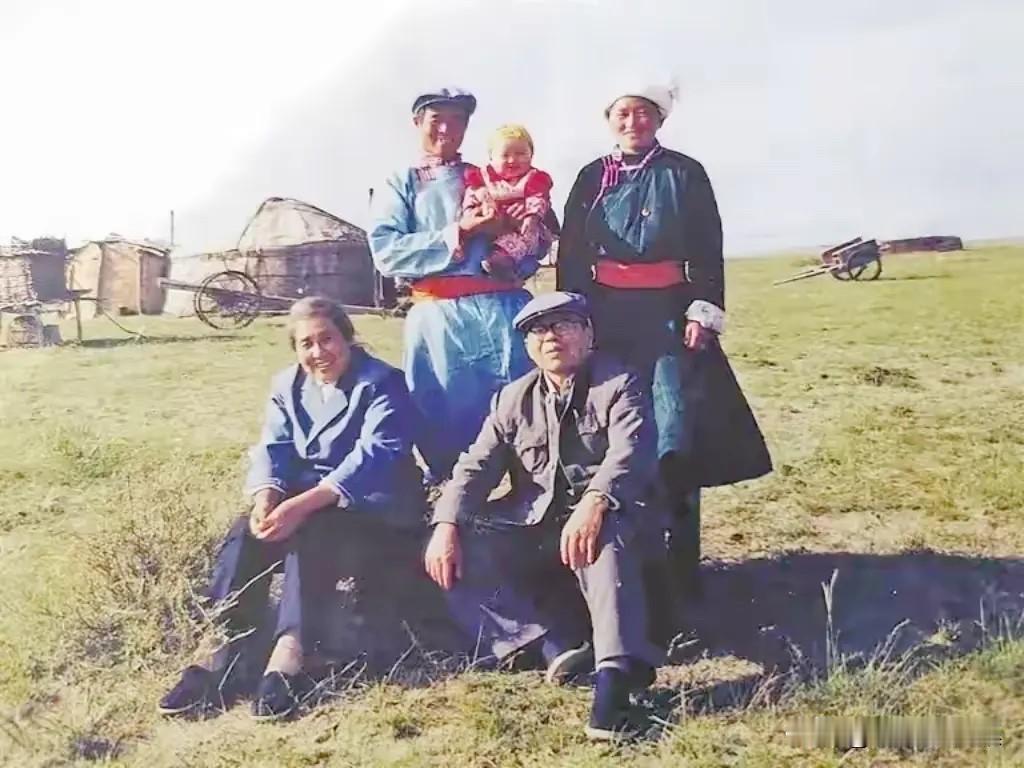 1983年，原内蒙古自治区委员会第二书记，内蒙古军区第二政委廷懋将军（前右）与夫