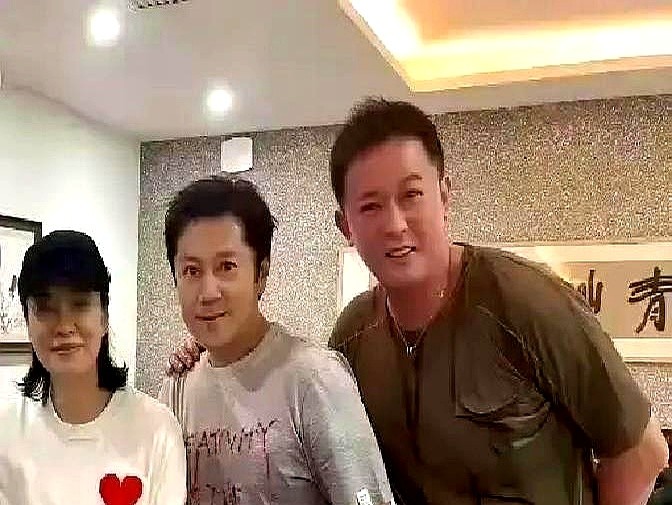 谷建芬90岁寿宴上，毛阿敏戴着一顶洗泛白的旧帽子。有人私下嘀咕这打扮太寒酸。其实这帽子大有来头。20