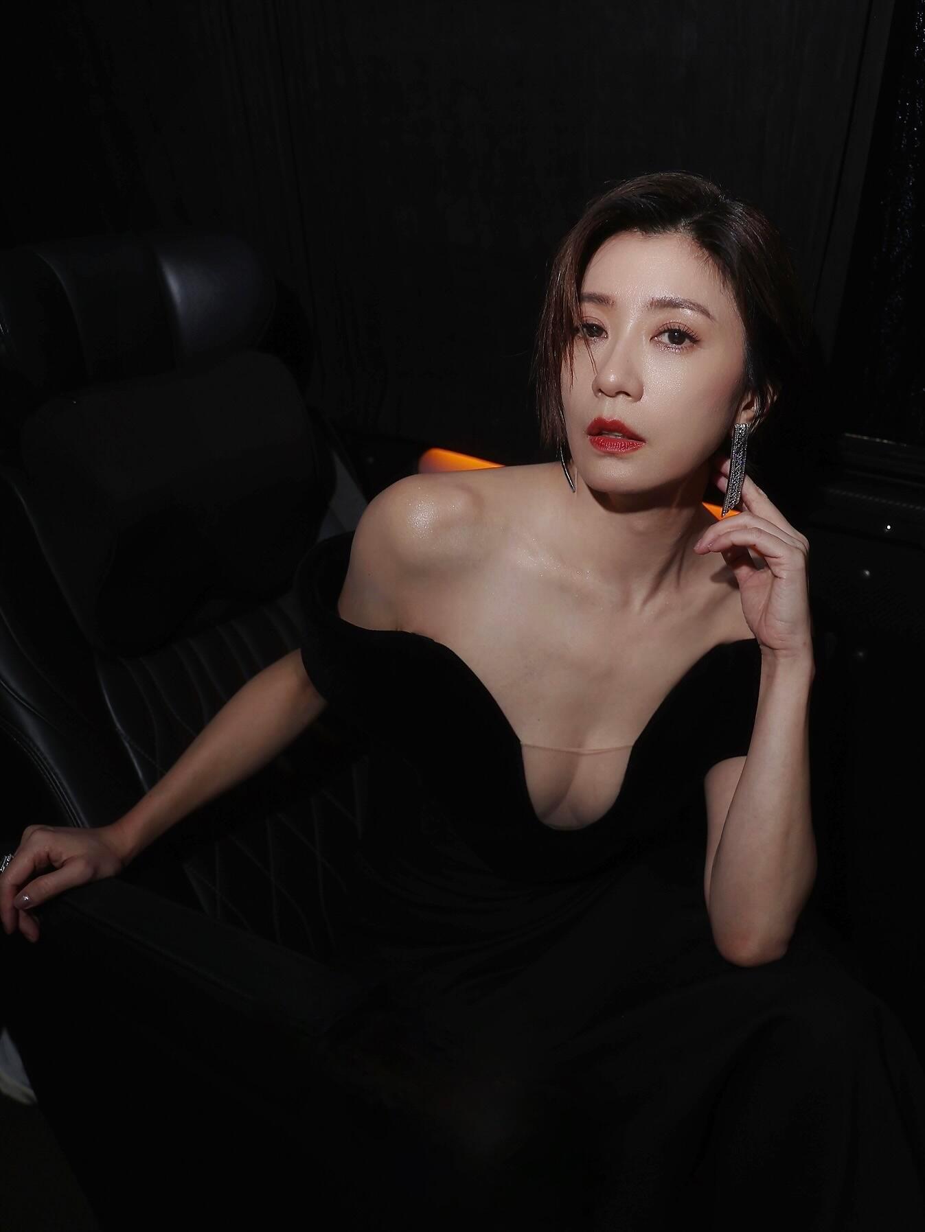 贾静雯身材一点也不小