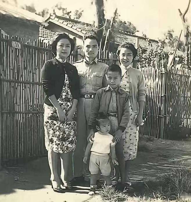 郑丽文家人合影，年幼的是郑丽文，那个年代看他们的穿着，家庭还是让人羡慕的，郑丽文