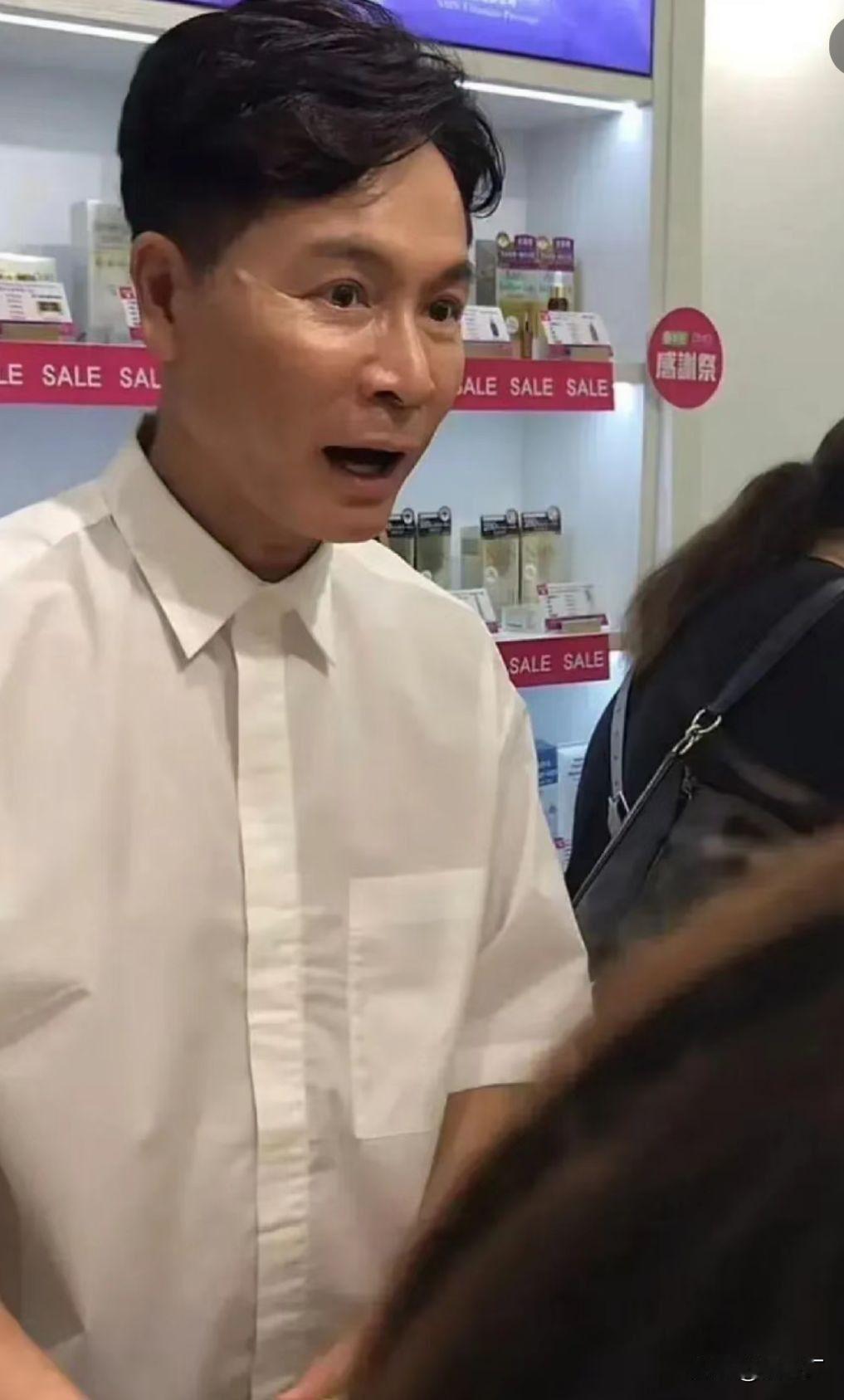 咱就是说郭晋安这状态简直逆袭啊！刚离婚时脸僵得跟蜡像似的，现在61岁竟然面部自然