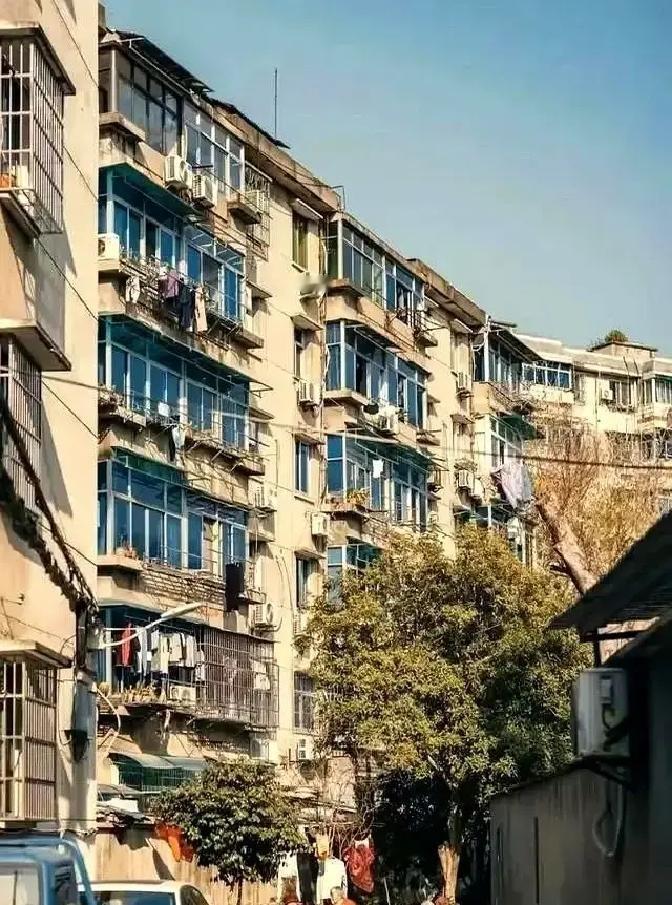 中介圈最近流行一句话：宁可带看坟景房，也不碰老破高。我同学干这行八年，上周直接