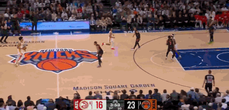 哇，库明加起飞了上演平框空接暴扣！库明加弹跳太恐怖了，脚上就像装了火箭发射器