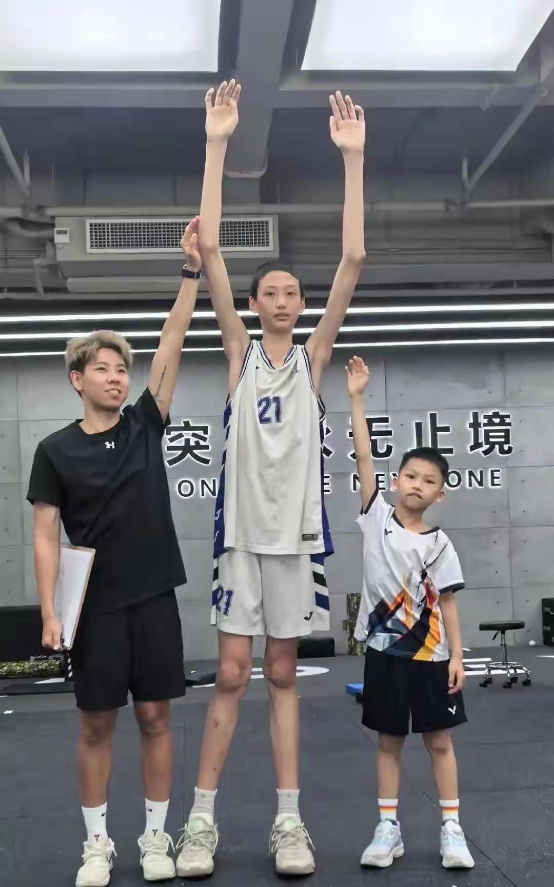 恭喜广东宏远挖到潜力内线好苗子！广东男篮青训再度收获宝藏少年！13岁的李若豪