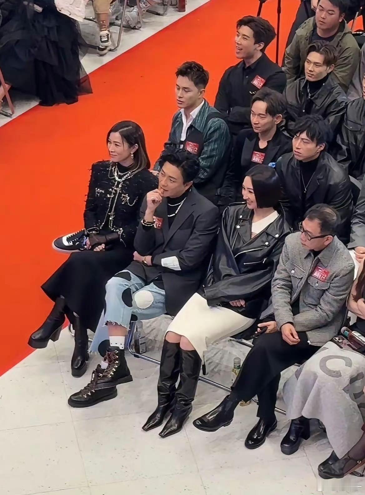 黄宗泽真是骨子里的妖娆，穿得比佘诗曼高海宁还要骚气。黄宗泽身穿西装配波点九分牛仔