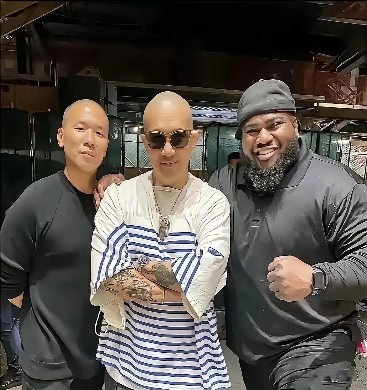 有没有发现大S老公具俊晔，是一个特别爱耍酷，特别喜欢拍照晒照的人。标志性的眼镜