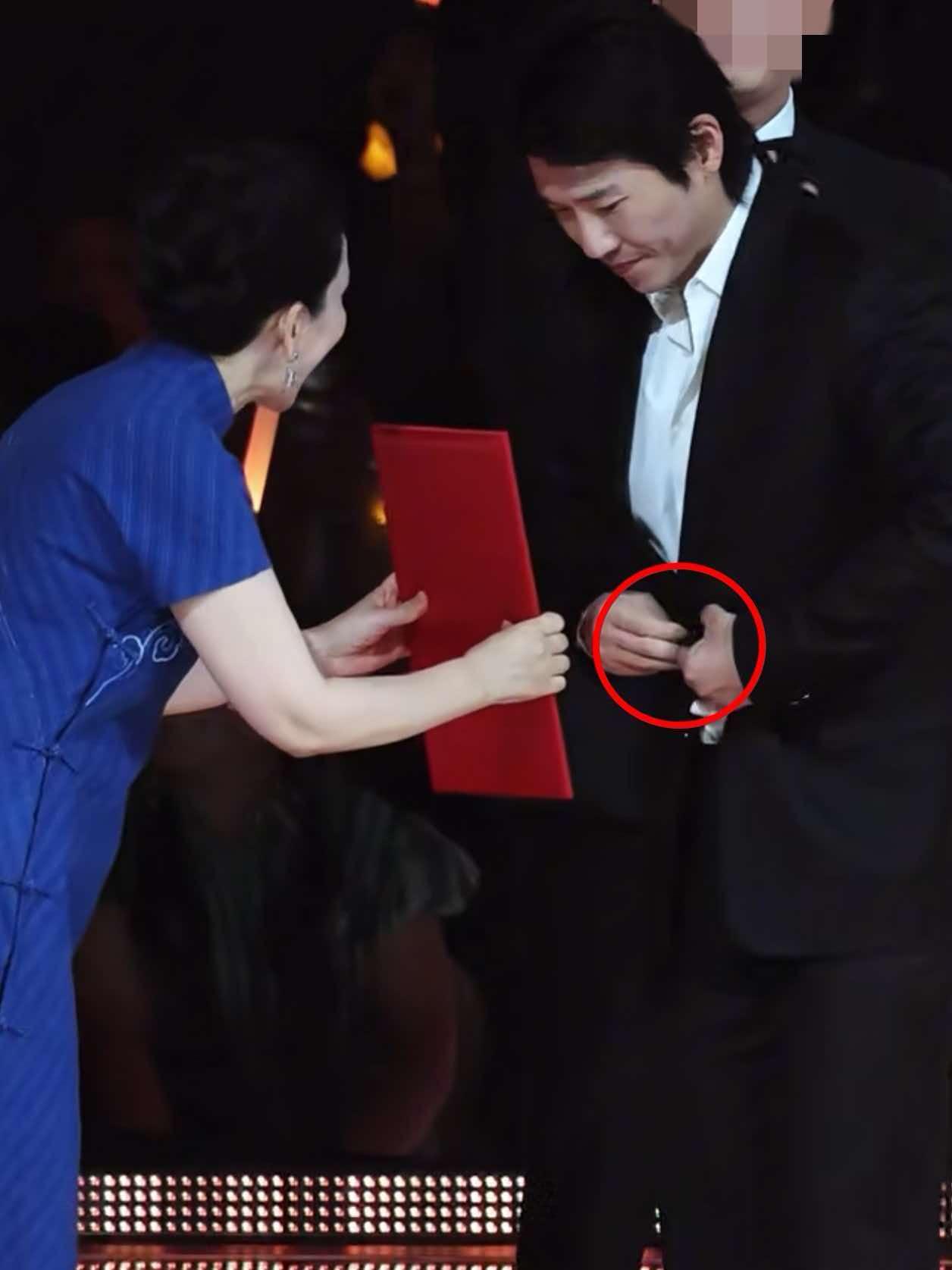 涵养这东西是骗不了人的，不信你看王骁，他在领百花奖获奖证书前，专门把西装扣子